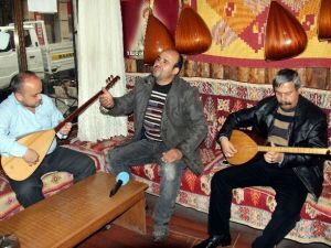 Bu Çay Evinde Sazı Eline Alan Bir Daha Bırakamıyor