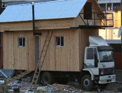 Evi Kamyon Kasasına İnşa Etti