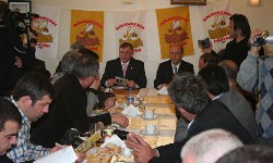 Belediyeyi esnafla barıştıracağız