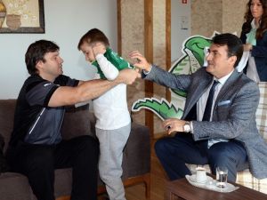 Skolyoz Hastası Yusuf, Bursaspor Hayallerine Kavuştu