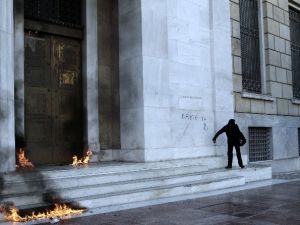 Atina’daki Protestoda Araçlar Ateşe Verildi