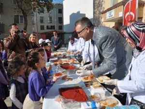 Belediyeden Öğrencilere Salçalı Ekmek
