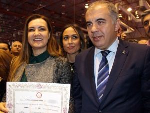 Ak Parti Genel Başkan Yardımcısı Nükhet Hotar, Mazbatasını Annesiyle Aldı