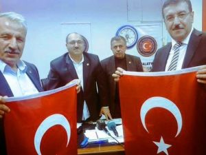 Muhtarlardan Terörle Mücadeleye Türk Bayraklı Destek