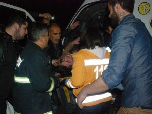 Çamura Saplanan Minibüste Kurtarılmayı Beklediler