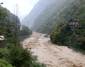Rize'de Derede Can Pazarı