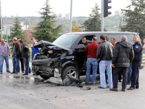 Minibüs Kamyonetle Çarpıştı: 4 Yaralı
