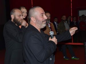 Cem Yılmaz Salondakileri Yine Kırdı Geçirdi