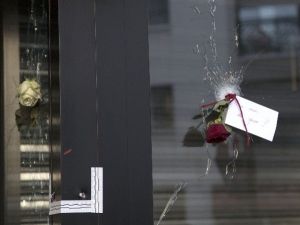Parisliler Kurşun Deliklerini Çiçeklerle Doldurdu