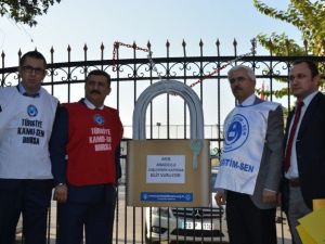 Anadolu Lisesinin Kapısına Kilit Vurdular