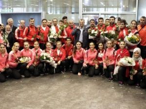 Dünya İkincisi Milliler Yurda Döndü
