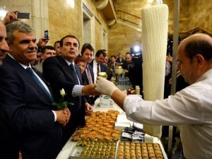Şeref Holünde Kahramanmaraş Dondurması İkramı