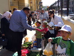 Okul Bahçesinde Pazar Kuruldu