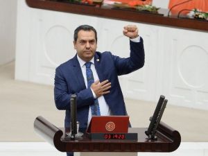 Chp’li Vekil Yemin Ettikten Sonra Yumruğunu Havaya Kaldırdı