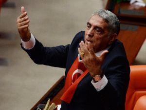 Ak Partili Vekilden Türk Bayraklı Yemin