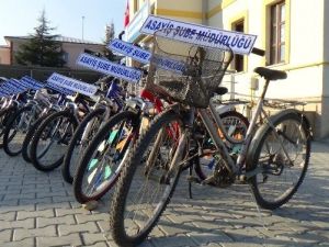 Bolu Polisi Kentte Çalınan 42 Bisikleti Ve Faillerini Yakaladı