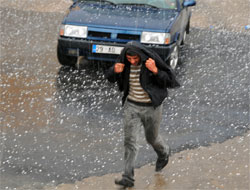 30 dakikalık yağış hayatı felç etti!