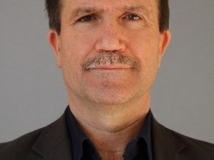 Koca Yusuf’un Yazarı Kitaplarını İmzalıyor
