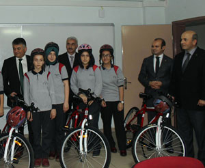 Rize'de Öğrencilere Bisiklet Dağıtımına Devam Ediliyor