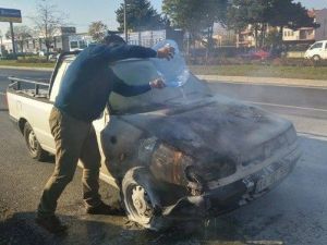 Yanan Kamyonetine Damacana İle Müdahale Etti