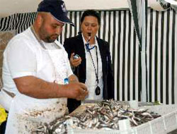 14.327 hamsiyi 8 saatte ayıkladı, rekor kıramadı