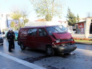 Önünde Seyreden Servis Minibüsüne Çarptı: 1 Yaralı