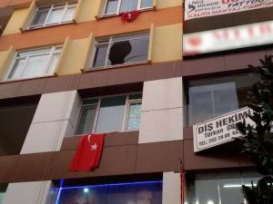 Yüksekten Düşen Cam Parçası İki Kişiyi Yaraladı