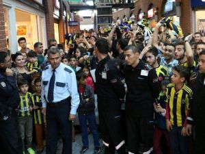 Fenerbahçeli Oyuncular İmza Dağıttı