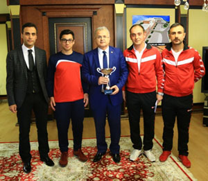 Futbolcular Şampiyonluk Sevincini Başkan Kasap ile Paylaştı