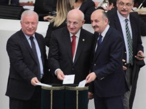 Davutoğlu Ve Kılıçdaroğlu Oy Kullanmak İçin Arka Arkaya Sıraya Girdi