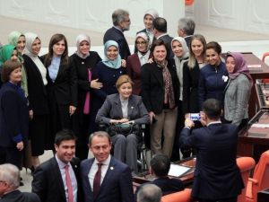 Tekerlekli Sandalyeli Vekile Kadın Vekillerden Destek
