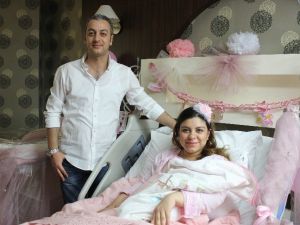 İlk Tüp Bebeğin Annelik Sevinci