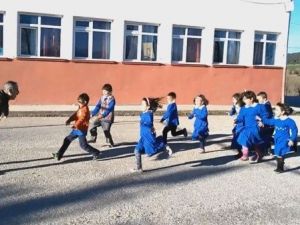 Öğrenciler, Öğretmenleri İçin Klip Çektiler