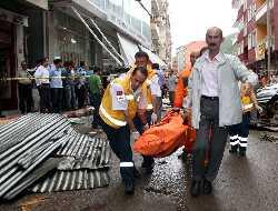 Rüzgarın uçurduğu çatı, pazara düştü: 1 ölü