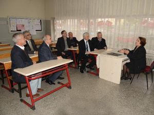 Yarım Asır Önce Okudukları Sınıfta Öğretmenlerinin Elini Öptüler