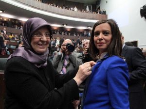 Yeni Bakan Grup Toplantısında Kadına Şiddete Dikkat Çekmek İçin Rozet Dağıttı