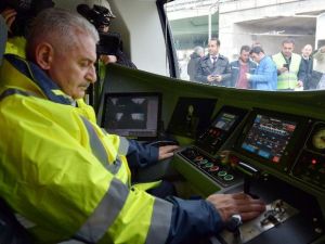 Binali Yıldırım, Vatman Koltuğuna Geçip Marmaray’ı Kullandı