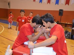 Fatsa’da Bilek Güreşleri Kıyasıya Geçti