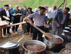 22 kazanda 1 ton kavurma dağıttılar