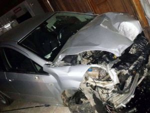 Otomobil İş Yerine Girdi: 2 Yaralı