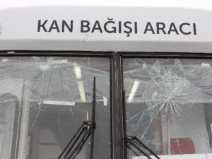 Kan Bağış Aracının Camlarını Kırdılar