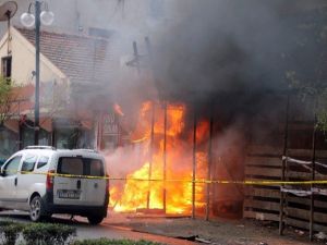 Bunalıma Giren Esnaf İşyerini Ateşe Verdi