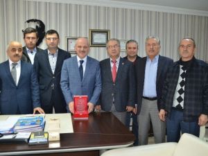 Safranbolu Muhtarlar Derneği’den Uzun’a Plaket