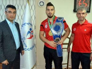 Şampiyon Boksöre Görkemli Karşılama