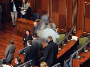 Kosova Meclisi’nde Gazlı Eylem