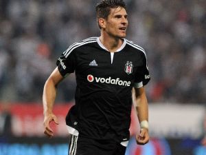Samuel Eto’o Alman Panzeri Marıo Gomez’i Solladı