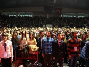 Atatürk Üniversitesi Öğrencileri Vize Stresini Resul Dindar Konseriyle Attı