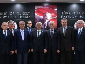 Bakan Elitaş Müteahhitleri Kabul Etti