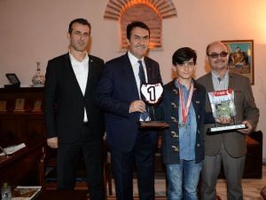 Şampiyon Motokrosçu Mutluluğunu Başkan Dündar İle Paylaştı