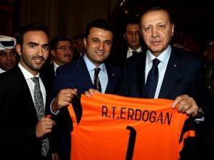 Cumhurbaşkanı Erdoğan’a Katar’da Bülent Uygun’dan Formalı Karşılama